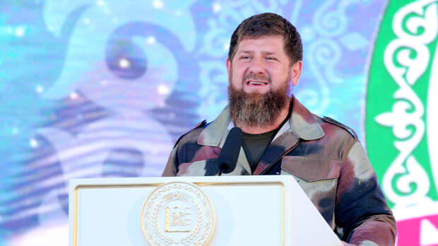 Кадыров опубликовал видео ужина с сыном Адамом