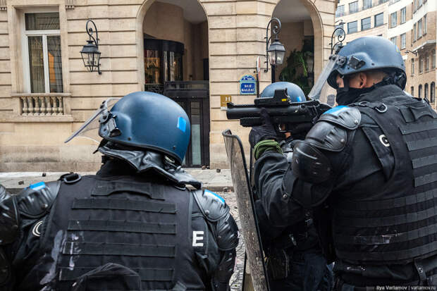 Париж - битва за бензин. Погромы с 6 часов утра