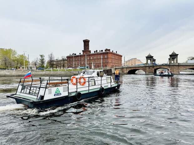 Видео: в Петербурге проводят очистку рек и каналов по летнему графику