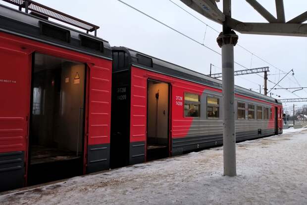 В Петербурге из-за упавшего на пути человека задержали три электрички