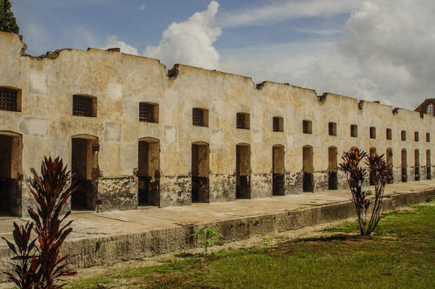 Казармы для заключенных на каторге во Французской Гвиане. | Фото: atlasobscura.com.