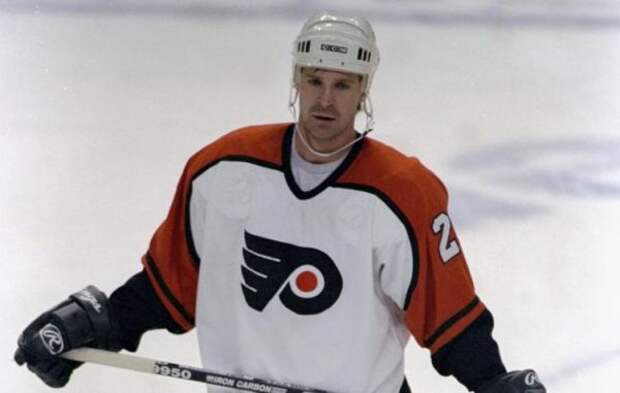 Hockey player Peter Svoboda put up for auction a ring for winning the Stanley Cup