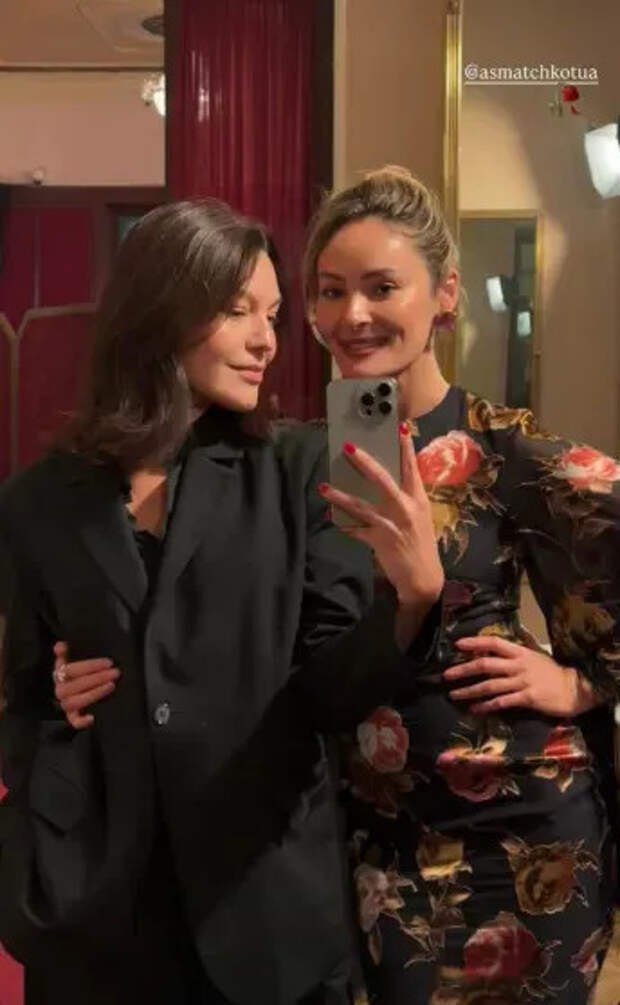 Асмат Чкотуа с гостьей свадьбы
