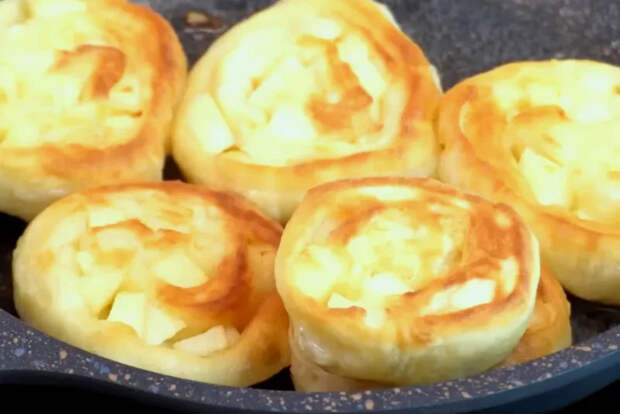 Тесто, которое никогда не подводит! Проверенный рецепт яблочных пышек на кефире, которые тают во рту