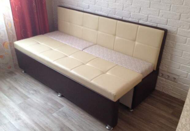Для маленьких квартир актуальным вариантом будет раскладной диван / Фото: tres.com.ua