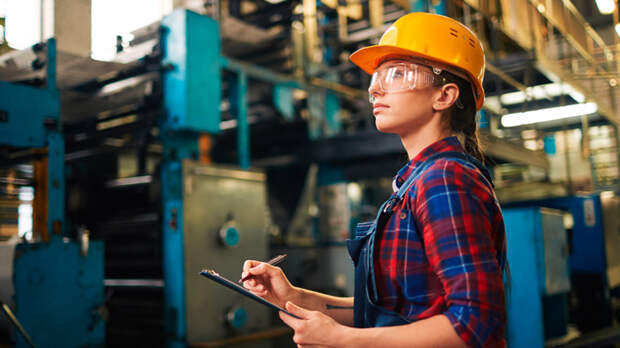 Список запрещенных для женщин профессий в России сократят к 2027 году: какие сферы откроют первыми