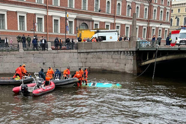 Четыре пассажира пострадали при падении автобуса в реку в Петербурге