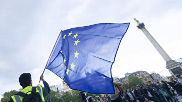 Сторонники членства в Евросоюзе во время митинга на Трафальгарской площади. Архивное фото
