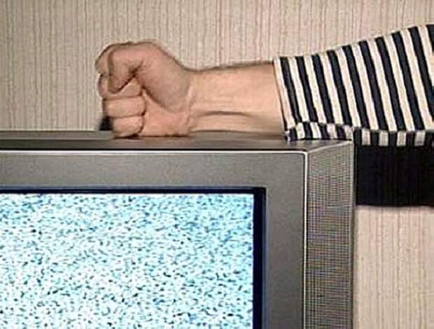 Иногда удар кулаком по корпусу телевизора заставлял контакты смещаться, и техника начинала показывать / Фото: ogo.ua
