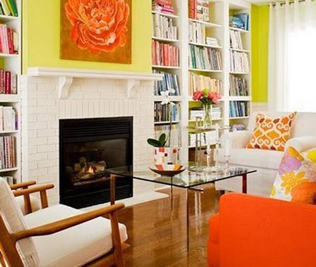 Яркий интерьер гостиной, что станет удачным примером оформления такой комнаты.