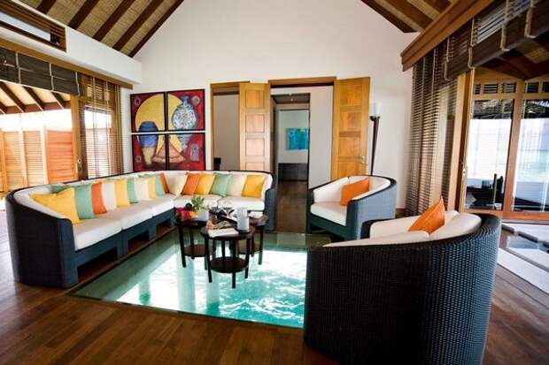 Стеклянный пол в отеле LUX* Maldives