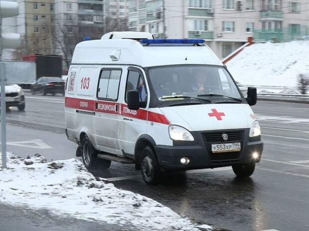 Козырек подъезда обрушился в доме в центре Москвы