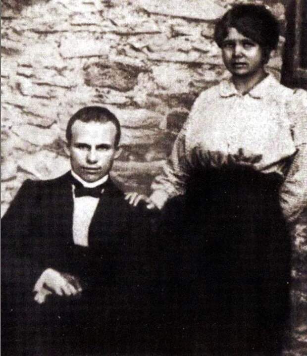Молодой слесарь Никита Хрущев со своей первой женой 