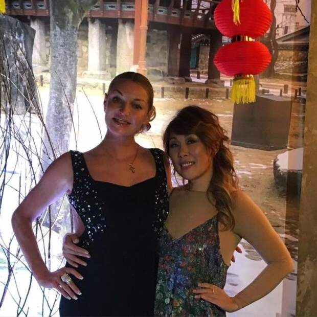 Мы с Тамарой ходим парой звездные подруги