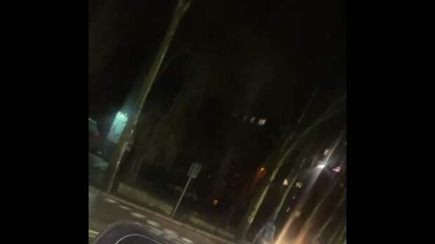 Женщина кидается под колёса автомобилей на Мирном https://t.me/webmoney_dn/314136Video: Видео от Донецкая группа новостей|Донецк.ДНР