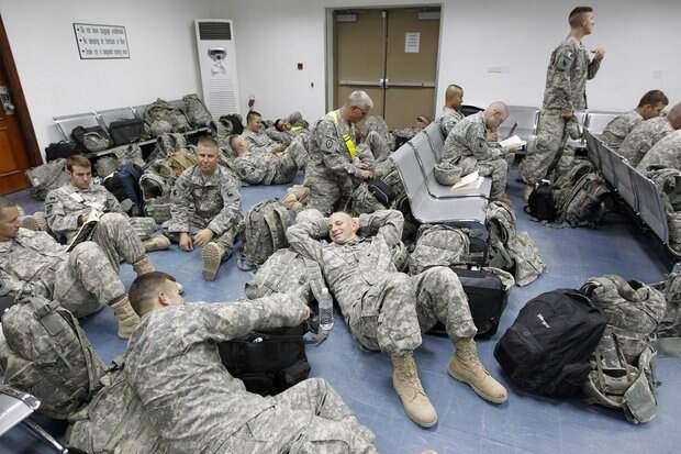 Американские солдаты 116-го пехотного полка на территории авиабазы близ Насирии. 15 августа 2010 года. Фото: Reuters