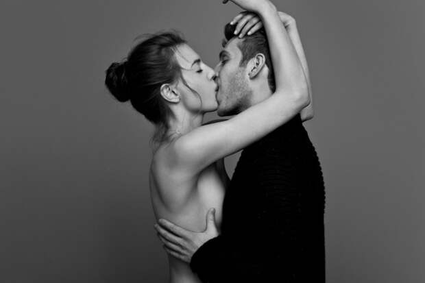 На фото просто друзья или влюбленная пара? Фотопроект о поцелуе от Бена Ламберти