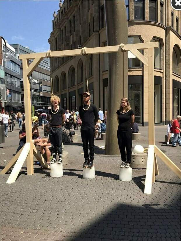 38. Протест в защиту климата в Кельне. Они стоят на глыбах льда 38. Протест в защиту климата в Кельне. Они стоят на глыбах льда