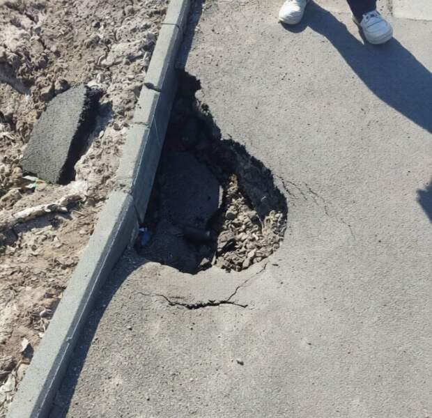 Дорога провалилась на Ленинском проспекте возле "Обжоры" https://t.me/webmoney_dn/316830