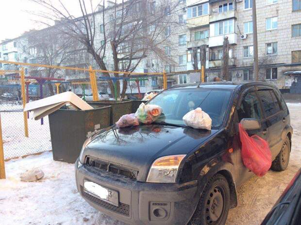 Волгоградцы наказали автохамку, забросав ее машину мусором Волгоградцы наказали автохамку, забросав ее машину мусором