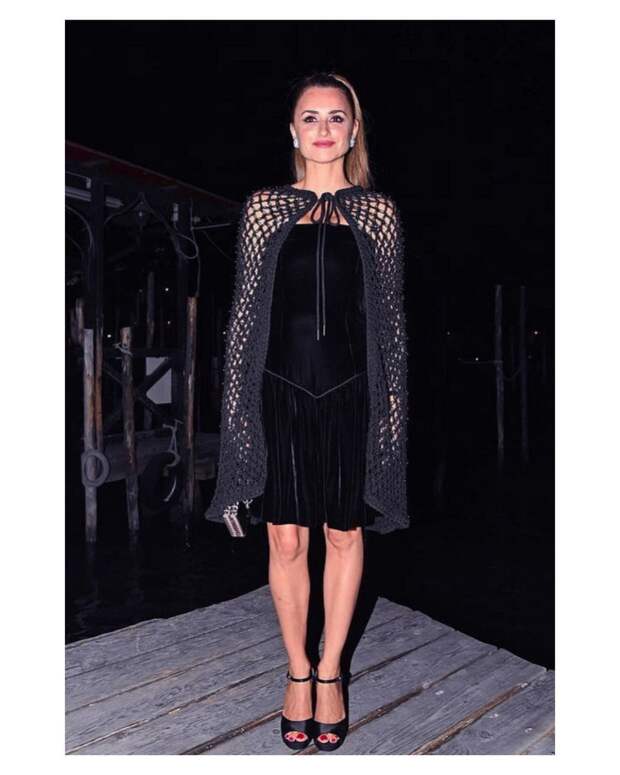 Пенелопа Крус в маленьком черном платье