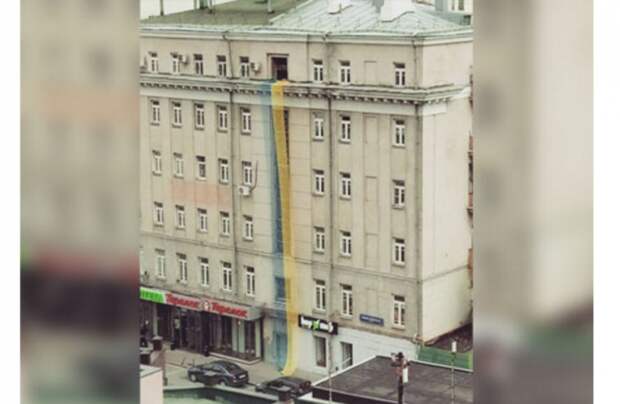 И Украина сразу стала жить во много раз лучше: Неизвестные вывесили 20-метровый флаг Украины в центре Москвы
