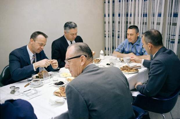 Теперь внимание, следите за руками — вот астронавты за два часа до старта плотно завтракают мяском: лунная программа, обман, сша