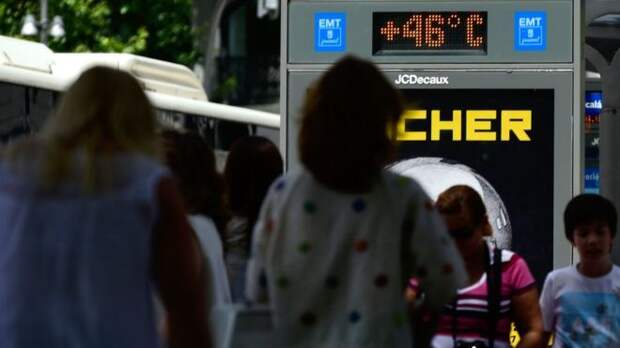 Температурное табло в Мадриде в начале августа 2017 г. показывает 46 градусов
