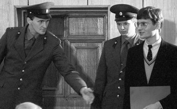 На фото: нарушитель воздушного пространства СССР германский пилот Матиас Руст во время судебного заседания, 1987 год.