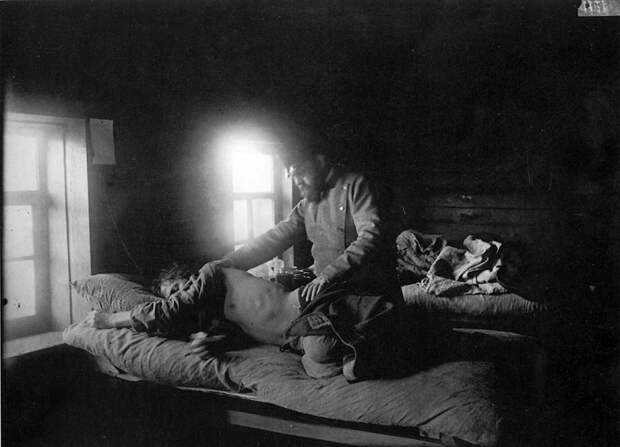 Врач Решетилов осматривает пациента Кузьму Кашина, который заболел сыпным тифом в селе Накрусове, 1891-1892 годы.