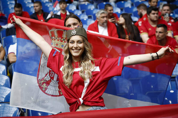 Болельщики сборной Сербии скандировали имя Путина перед матчем с Англией