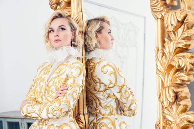 Жакет и блуза, все – Yanina Couture; серьги, Chopard Жакет и блуза, все – Yanina Couture; серьги, Chopard