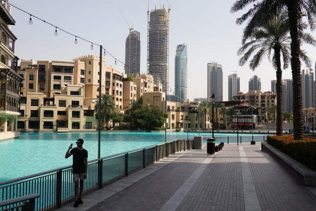 Выселенные из отелей ОАЭ россияне переночевали на парковке