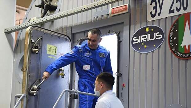Участник эксперимента по моделированию полета на Луну SIRIUS-19 Евгений Тарелкин заходит внутрь наземного экспериментального комплекса. 19 марта 2019