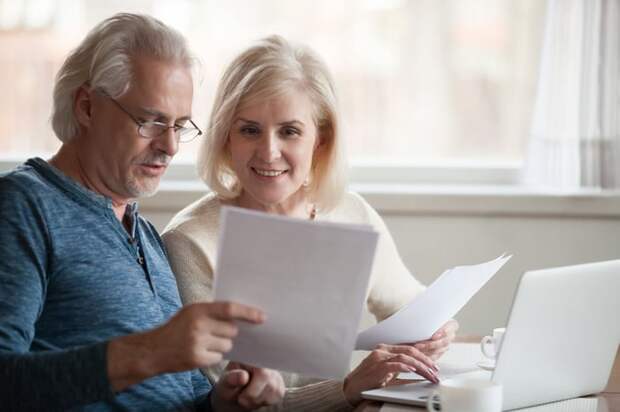 Retired couple reinvesting RMDs from their retirement accounts.