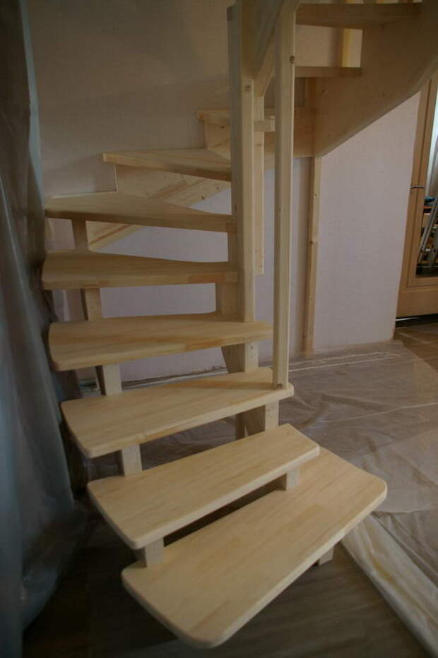 Фото основных этапов строительства деревянной лестницы из сосны