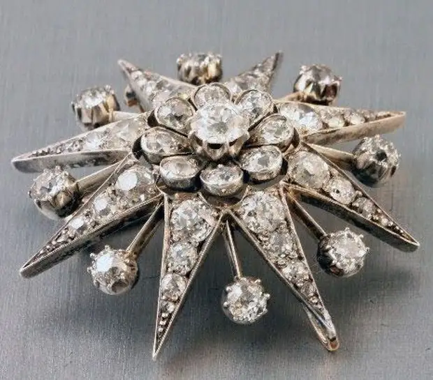 Броши, шляпки и ожерелье: носим любимые аксессуары Елизавета II