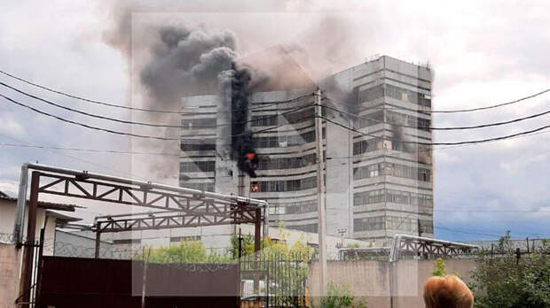 Девять человек заблокированы в горящем НИИ "Платан" во Фрязине