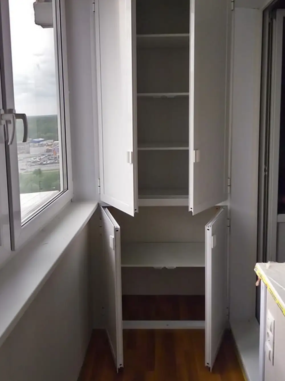 Шкаф по подоконником на балконе