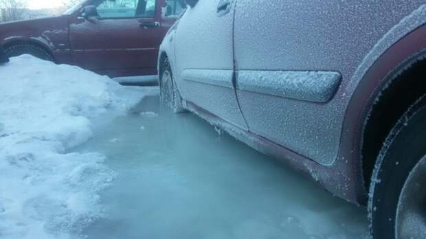 Из-за прорыва трубы автомобиль оказался ледяном плену заморозки, зима, лед