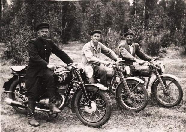 Мотоцикл в СССР был очень популярным транспортным средством СССР, деревня, мотоциклы
