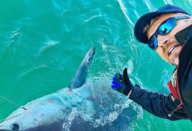 Селфи Оксенхэма и 200-килограммовой сельдевой акулы размер, сельдевая акула, улов