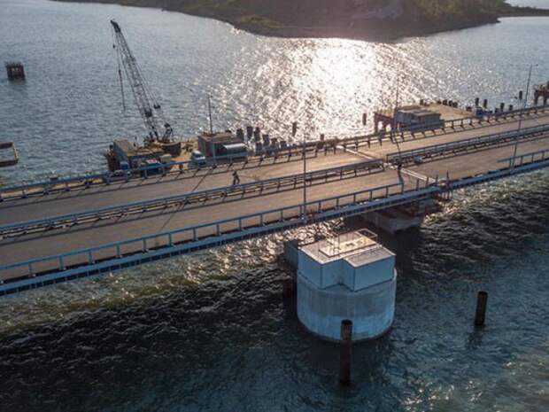 Рядом с Крымским мостом развернули корабельные щиты - приманки для ракет ВСУ
