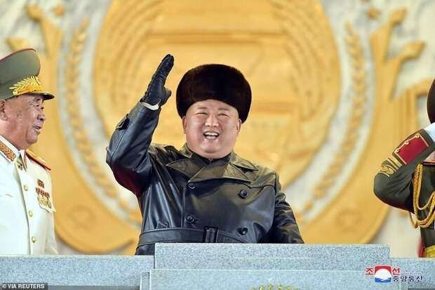 Ким Чен Ын и его новая любимая ракета Ким Чен Ын и его новая любимая ракета