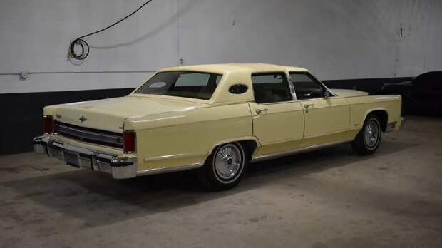 Пара Lincoln Continentals 1979 года без пробега уйдет с молотка