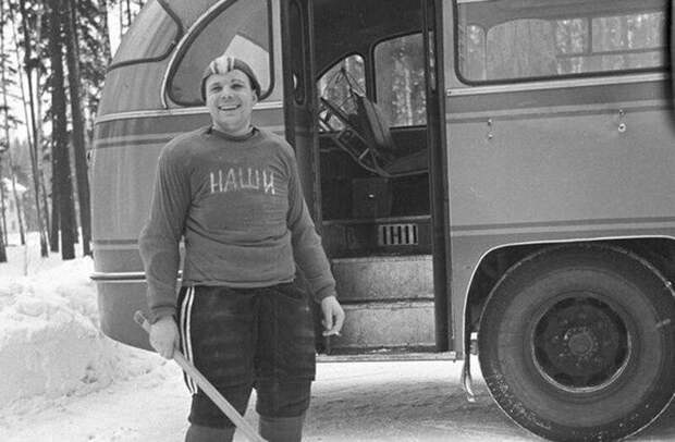 Капитан хоккейной команды космонавтов «Наши» Юрий Гагарин, 1963 год.  история, ретро, фото