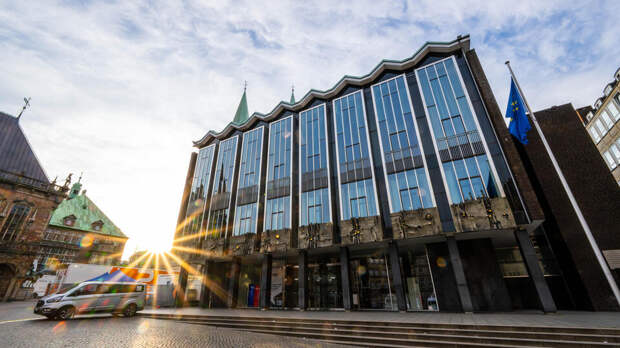 Немецких депутатов раскритиковали за фото с чемоданами жертв Холокоста