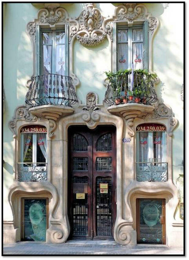 Окна, украшенные потрясающей ковкой и лепниной. Барселона, Испания.