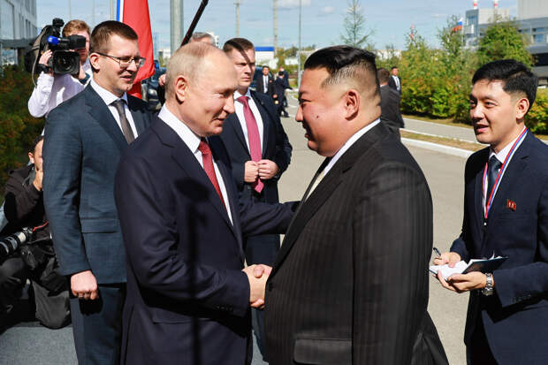 Ким Чен Ын обнял Путина при встрече