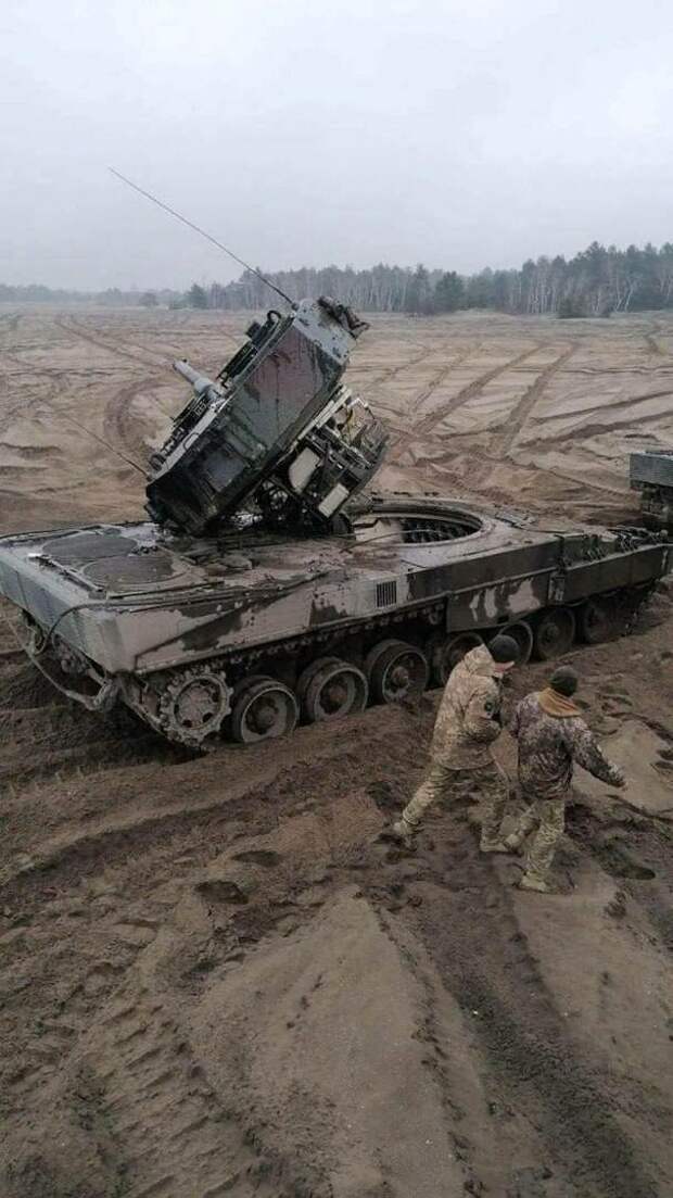 Украинские военные оторвали башню танку Leopard 2A4 во время учений в Польше   Фото: Telegram-канал RVvoenkor
